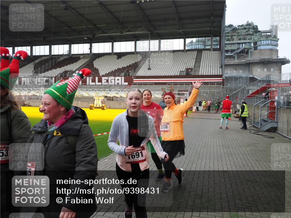 07.12.2025 - St. Pauli X-Mass-Run No. 15 Fabian Wolf http://msf.ph/oto/9398431 07.12.2025 10:51:04 Ziel 249, 381, 769, 1691, 2737, 2738 meine-sportfotos.de