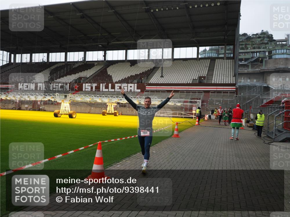 07.12.2025 - St. Pauli X-Mass-Run No. 15 Fabian Wolf http://msf.ph/oto/9398441 07.12.2025 10:51:08 Ziel 249, 769, 1093, 1691, 3199, 3342 meine-sportfotos.de