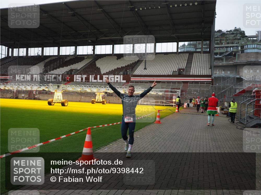 07.12.2025 - St. Pauli X-Mass-Run No. 15 Fabian Wolf http://msf.ph/oto/9398442 07.12.2025 10:51:08 Ziel 249, 769, 1093, 1691, 3199, 3342 meine-sportfotos.de