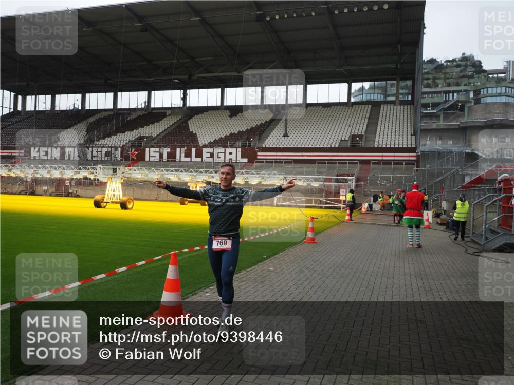 07.12.2025 - St. Pauli X-Mass-Run No. 15 Fabian Wolf http://msf.ph/oto/9398446 07.12.2025 10:51:09 Ziel 249, 769, 1093, 1691, 3199, 3342 meine-sportfotos.de