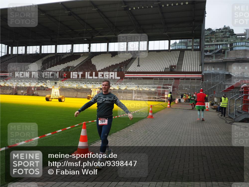 07.12.2025 - St. Pauli X-Mass-Run No. 15 Fabian Wolf http://msf.ph/oto/9398447 07.12.2025 10:51:09 Ziel 249, 769, 1093, 1691, 3199, 3342 meine-sportfotos.de