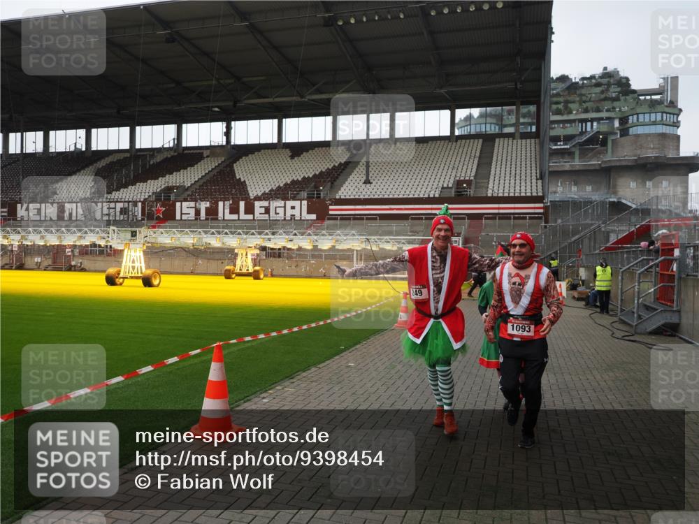 07.12.2025 - St. Pauli X-Mass-Run No. 15 Fabian Wolf http://msf.ph/oto/9398454 07.12.2025 10:51:16 Ziel 1093, 1691, 3199, 3342 meine-sportfotos.de
