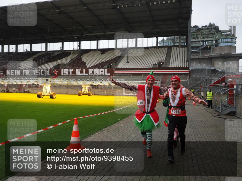 07.12.2025 - St. Pauli X-Mass-Run No. 15 Fabian Wolf http://msf.ph/oto/9398455 07.12.2025 10:51:16 Ziel 1093, 1691, 3199, 3342 meine-sportfotos.de