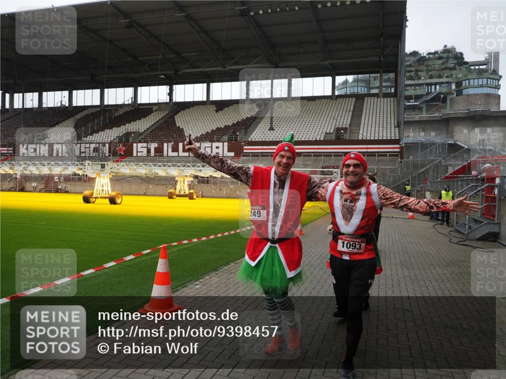 07.12.2025 - St. Pauli X-Mass-Run No. 15 Fabian Wolf http://msf.ph/oto/9398457 07.12.2025 10:51:17 Ziel 1093, 3199, 3342 meine-sportfotos.de