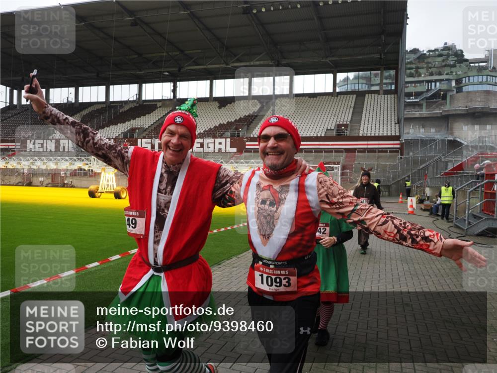 07.12.2025 - St. Pauli X-Mass-Run No. 15 Fabian Wolf http://msf.ph/oto/9398460 07.12.2025 10:51:17 Ziel 1093, 3199, 3342 meine-sportfotos.de