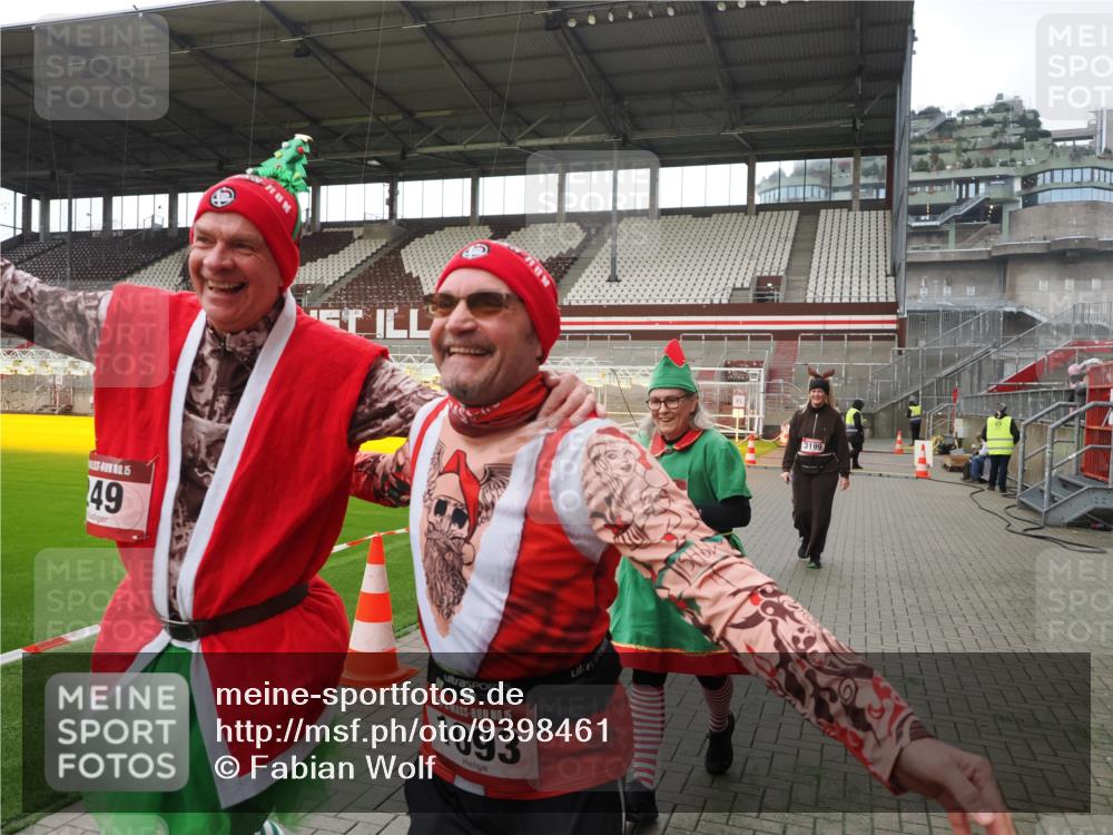 07.12.2025 - St. Pauli X-Mass-Run No. 15 Fabian Wolf http://msf.ph/oto/9398461 07.12.2025 10:51:18 Ziel 1093, 3199, 3342 meine-sportfotos.de