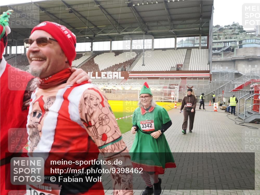 07.12.2025 - St. Pauli X-Mass-Run No. 15 Fabian Wolf http://msf.ph/oto/9398462 07.12.2025 10:51:18 Ziel 1093, 3199, 3342 meine-sportfotos.de