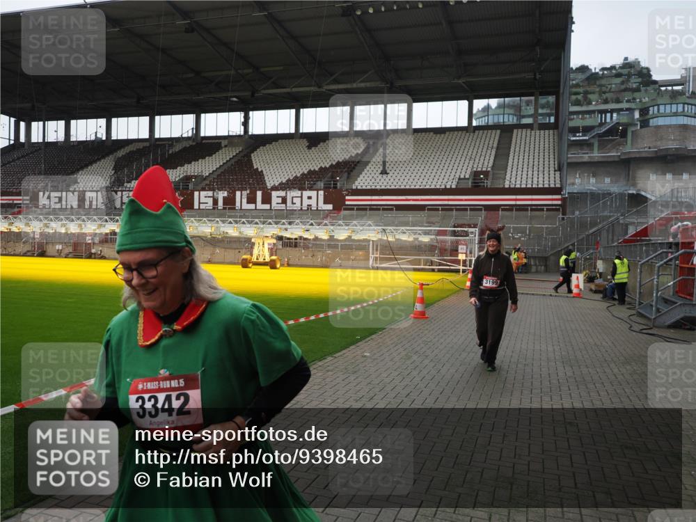 07.12.2025 - St. Pauli X-Mass-Run No. 15 Fabian Wolf http://msf.ph/oto/9398465 07.12.2025 10:51:19 Ziel 1093, 3199, 3342 meine-sportfotos.de