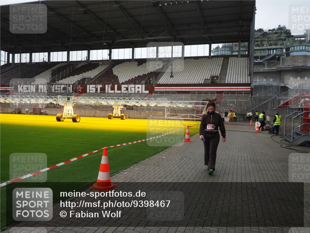 07.12.2025 - St. Pauli X-Mass-Run No. 15 Fabian Wolf http://msf.ph/oto/9398467 07.12.2025 10:51:19 Ziel 1093, 3199, 3342 meine-sportfotos.de