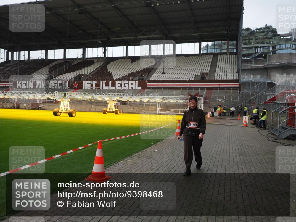 07.12.2025 - St. Pauli X-Mass-Run No. 15 Fabian Wolf http://msf.ph/oto/9398468 07.12.2025 10:51:20 Ziel 1093, 3199, 3342 meine-sportfotos.de