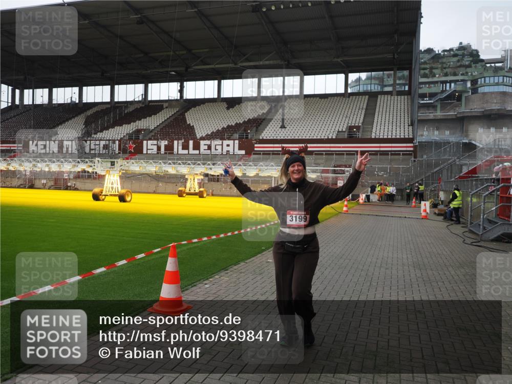 07.12.2025 - St. Pauli X-Mass-Run No. 15 Fabian Wolf http://msf.ph/oto/9398471 07.12.2025 10:51:21 Ziel 1093, 3199, 3342 meine-sportfotos.de