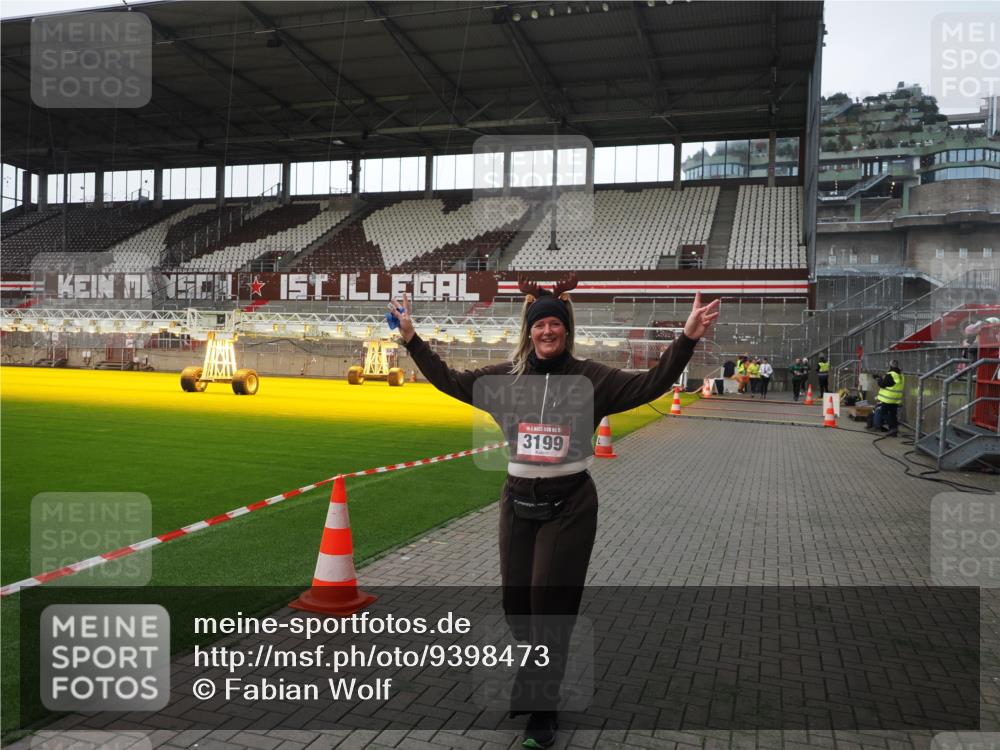 07.12.2025 - St. Pauli X-Mass-Run No. 15 Fabian Wolf http://msf.ph/oto/9398473 07.12.2025 10:51:22 Ziel 1093, 3199, 3342 meine-sportfotos.de