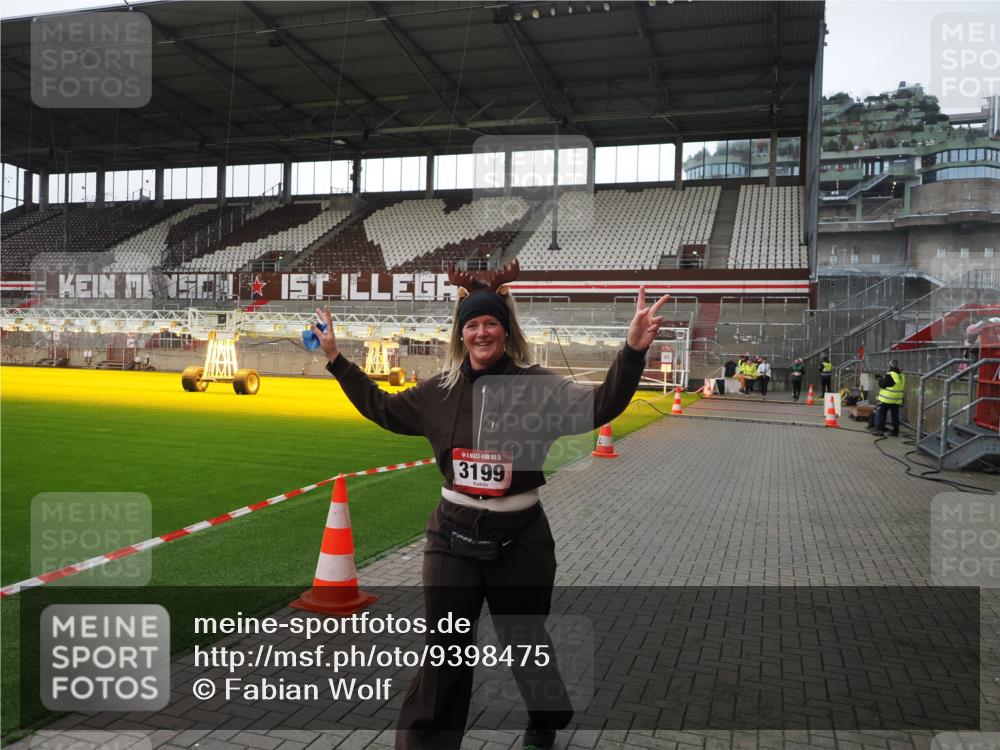 07.12.2025 - St. Pauli X-Mass-Run No. 15 Fabian Wolf http://msf.ph/oto/9398475 07.12.2025 10:51:22 Ziel 1093, 3199, 3342 meine-sportfotos.de