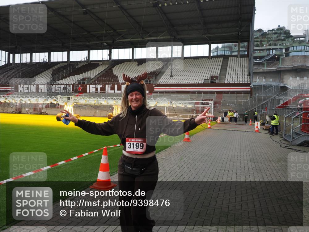 07.12.2025 - St. Pauli X-Mass-Run No. 15 Fabian Wolf http://msf.ph/oto/9398476 07.12.2025 10:51:22 Ziel 1093, 3199, 3342 meine-sportfotos.de
