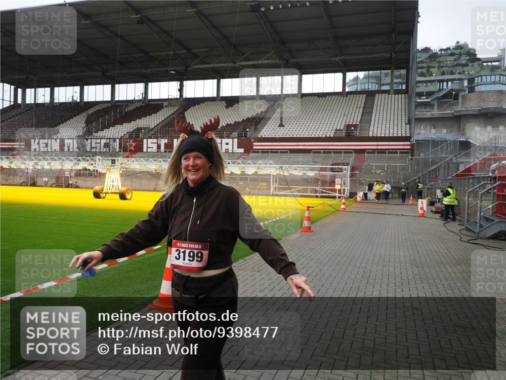 07.12.2025 - St. Pauli X-Mass-Run No. 15 Fabian Wolf http://msf.ph/oto/9398477 07.12.2025 10:51:22 Ziel 1093, 3199, 3342 meine-sportfotos.de