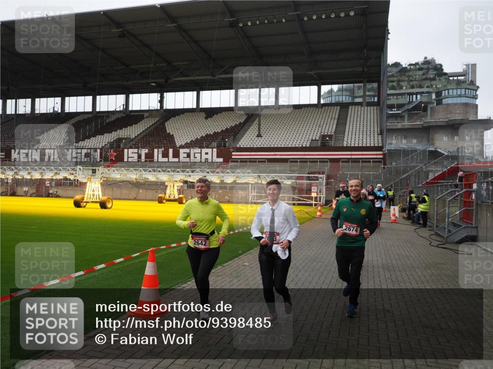 07.12.2025 - St. Pauli X-Mass-Run No. 15 Fabian Wolf http://msf.ph/oto/9398485 07.12.2025 10:51:35 Ziel 275, 1047, 2103, 2105, 2327, 2332, 2642, 2643, 2674, 2959, 4862 meine-sportfotos.de