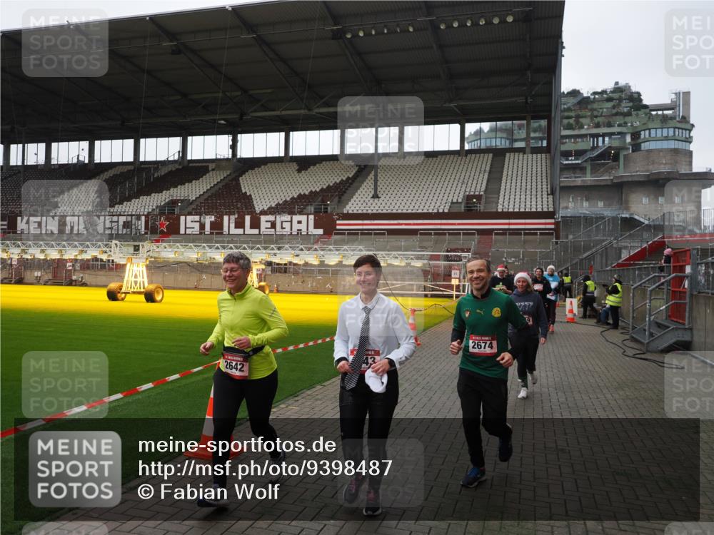 07.12.2025 - St. Pauli X-Mass-Run No. 15 Fabian Wolf http://msf.ph/oto/9398487 07.12.2025 10:51:36 Ziel 275, 1047, 2103, 2105, 2327, 2332, 2553, 2642, 2643, 2674, 2959, 4862 meine-sportfotos.de