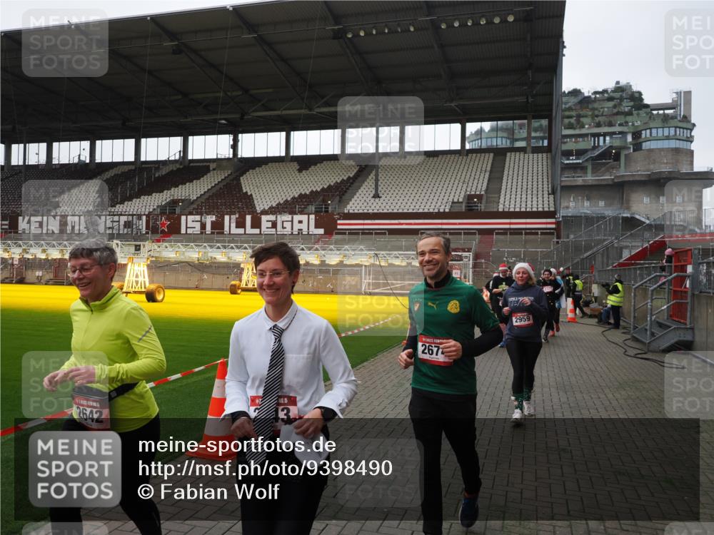 07.12.2025 - St. Pauli X-Mass-Run No. 15 Fabian Wolf http://msf.ph/oto/9398490 07.12.2025 10:51:36 Ziel 275, 1047, 2103, 2105, 2327, 2332, 2553, 2642, 2643, 2674, 2959, 4862 meine-sportfotos.de