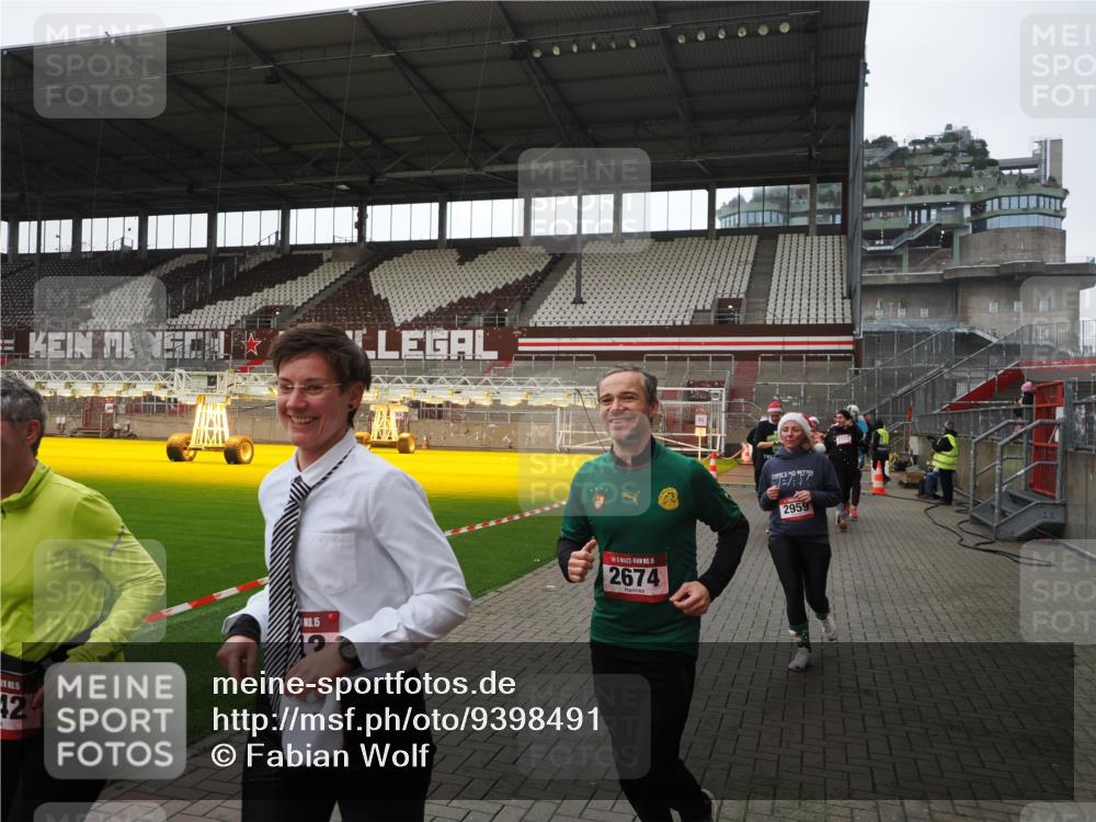 07.12.2025 - St. Pauli X-Mass-Run No. 15 Fabian Wolf http://msf.ph/oto/9398491 07.12.2025 10:51:37 Ziel 275, 1047, 2103, 2105, 2327, 2332, 2553, 2642, 2643, 2674, 2959, 4862 meine-sportfotos.de