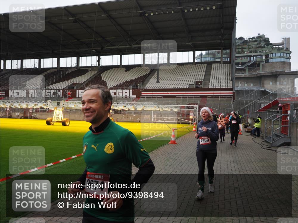 07.12.2025 - St. Pauli X-Mass-Run No. 15 Fabian Wolf http://msf.ph/oto/9398494 07.12.2025 10:51:37 Ziel 275, 1047, 2103, 2105, 2327, 2332, 2553, 2642, 2643, 2674, 2959, 4862 meine-sportfotos.de