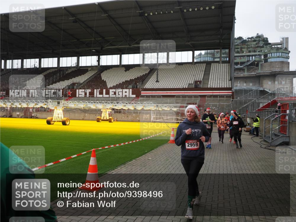 07.12.2025 - St. Pauli X-Mass-Run No. 15 Fabian Wolf http://msf.ph/oto/9398496 07.12.2025 10:51:38 Ziel 275, 1047, 2103, 2105, 2327, 2332, 2553, 2642, 2643, 2674, 2959, 4862 meine-sportfotos.de