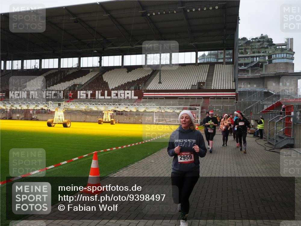 07.12.2025 - St. Pauli X-Mass-Run No. 15 Fabian Wolf http://msf.ph/oto/9398497 07.12.2025 10:51:38 Ziel 275, 1047, 2103, 2105, 2327, 2332, 2553, 2642, 2643, 2674, 2959, 4862 meine-sportfotos.de