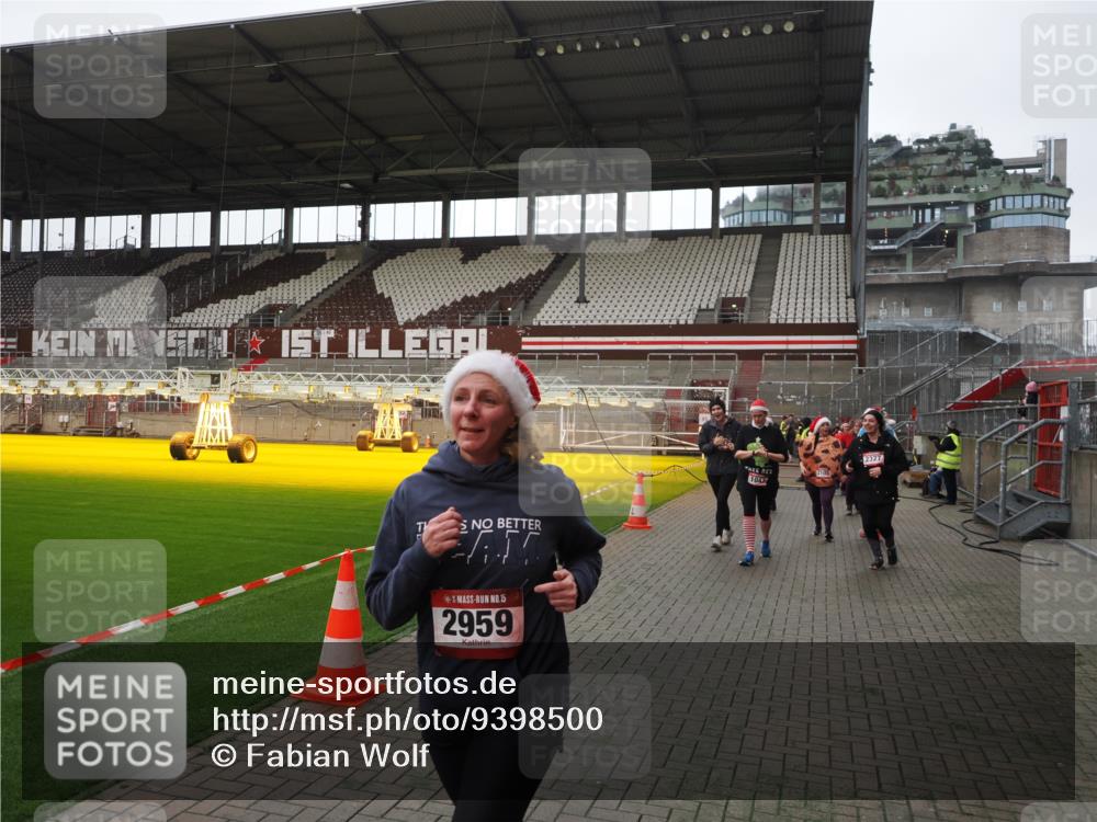 07.12.2025 - St. Pauli X-Mass-Run No. 15 Fabian Wolf http://msf.ph/oto/9398500 07.12.2025 10:51:38 Ziel 275, 1047, 2103, 2105, 2327, 2332, 2553, 2642, 2643, 2674, 2959, 4862 meine-sportfotos.de