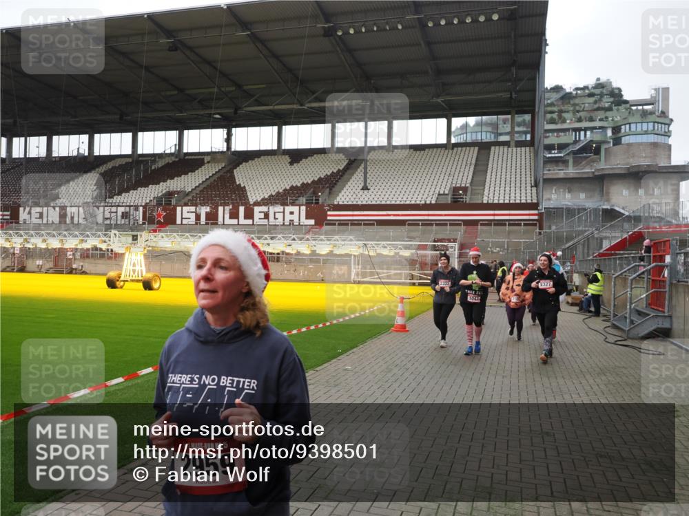 07.12.2025 - St. Pauli X-Mass-Run No. 15 Fabian Wolf http://msf.ph/oto/9398501 07.12.2025 10:51:39 Ziel 275, 1047, 2103, 2105, 2327, 2332, 2553, 2642, 2643, 2674, 2959, 4862 meine-sportfotos.de