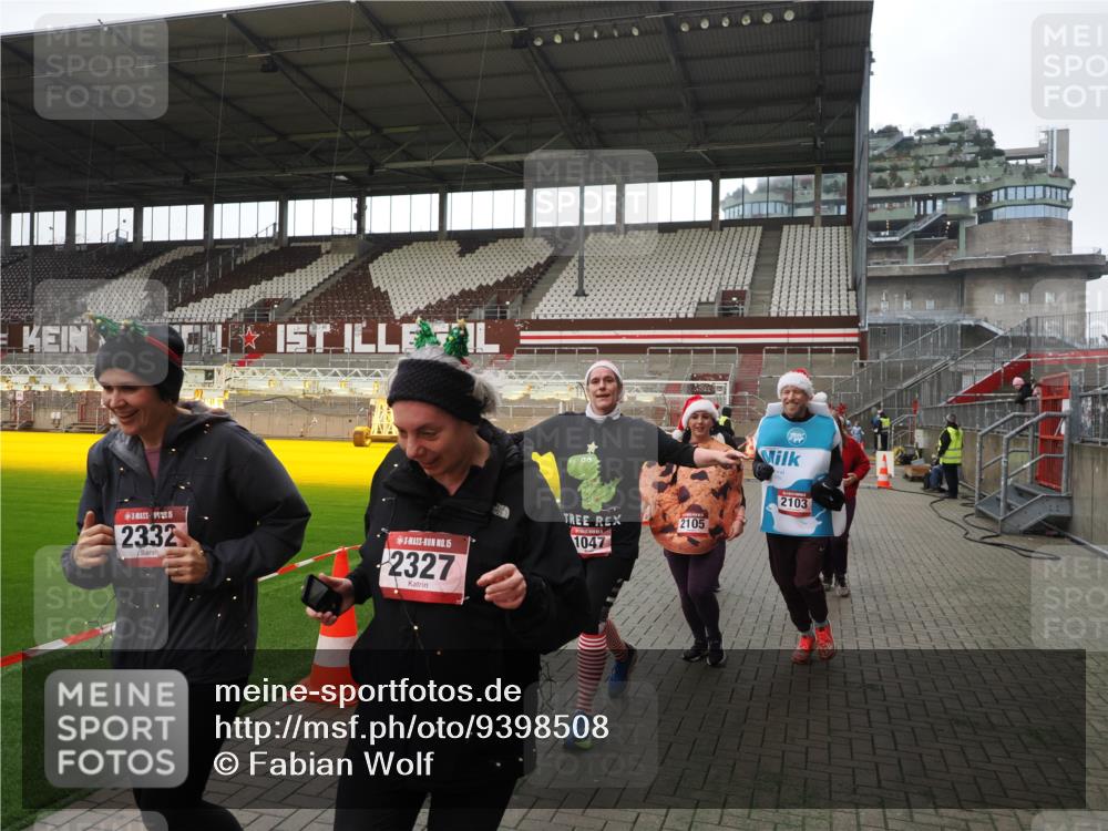 07.12.2025 - St. Pauli X-Mass-Run No. 15 Fabian Wolf http://msf.ph/oto/9398508 07.12.2025 10:51:42 Ziel 275, 328, 1047, 2103, 2105, 2327, 2332, 2553, 2642, 2643, 2674, 2959, 3223, 4862 meine-sportfotos.de