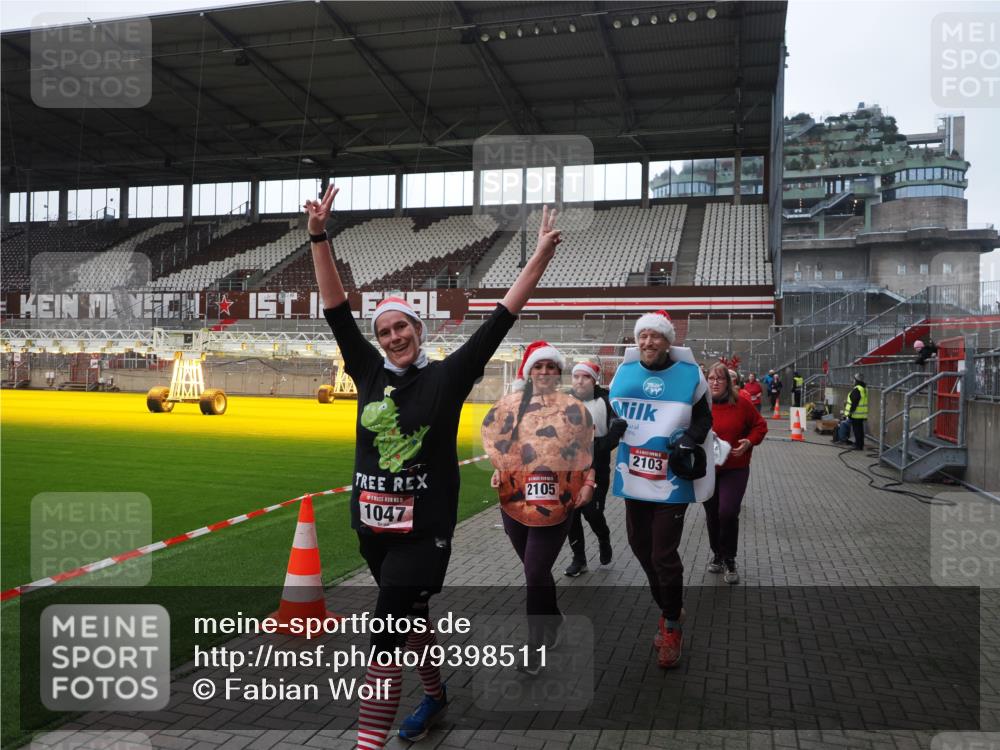07.12.2025 - St. Pauli X-Mass-Run No. 15 Fabian Wolf http://msf.ph/oto/9398511 07.12.2025 10:51:43 Ziel 275, 328, 1047, 2103, 2105, 2327, 2332, 2553, 2642, 2643, 2674, 2959, 3223, 3228, 4862 meine-sportfotos.de