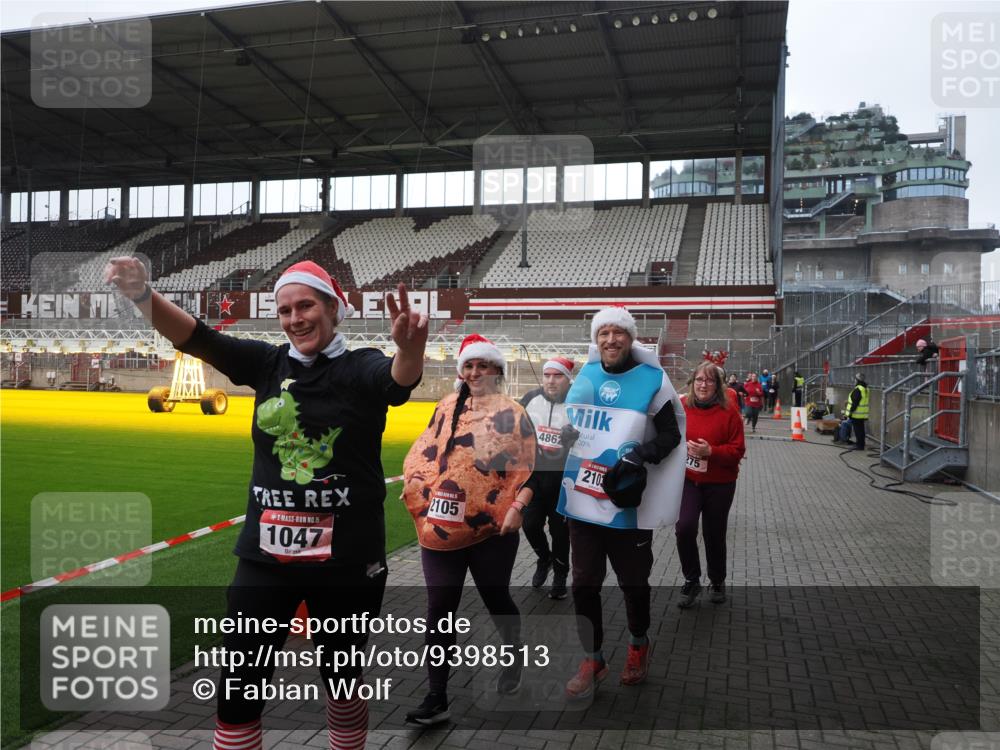 07.12.2025 - St. Pauli X-Mass-Run No. 15 Fabian Wolf http://msf.ph/oto/9398513 07.12.2025 10:51:43 Ziel 275, 328, 1047, 2103, 2105, 2327, 2332, 2553, 2642, 2643, 2674, 2959, 3223, 3228, 4862 meine-sportfotos.de