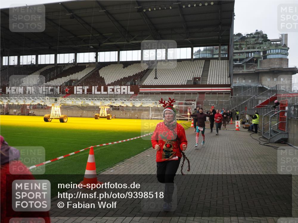 07.12.2025 - St. Pauli X-Mass-Run No. 15 Fabian Wolf http://msf.ph/oto/9398518 07.12.2025 10:51:46 Ziel 275, 328, 1047, 2103, 2105, 2327, 2332, 2553, 2593, 2607, 2836, 2837, 2959, 3223, 3228, 4862 meine-sportfotos.de