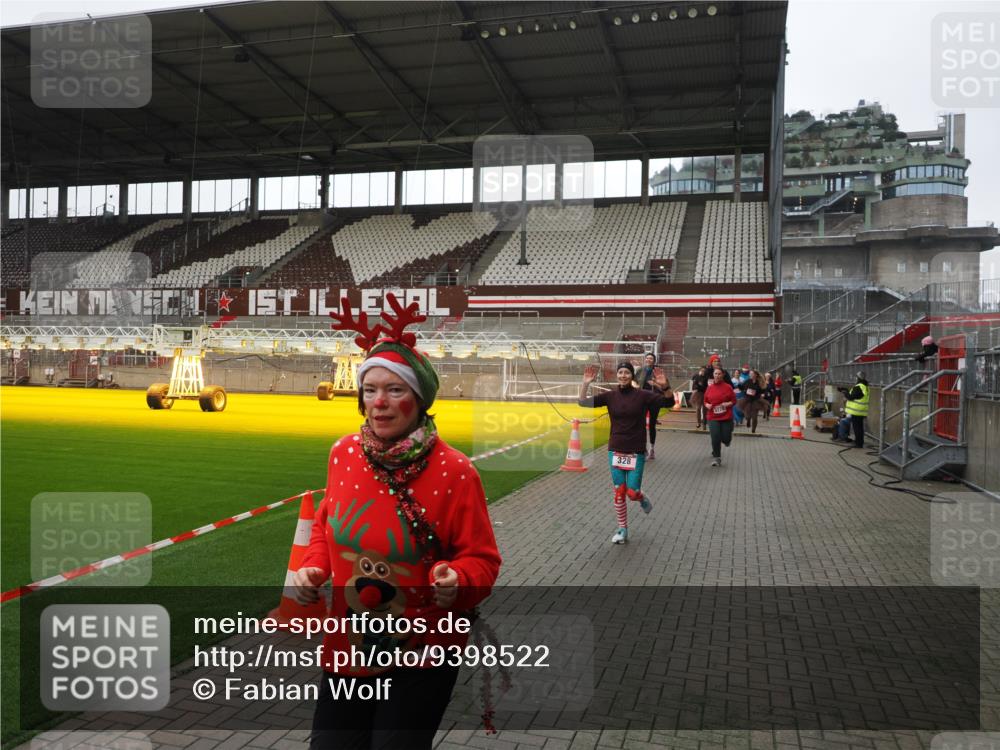 07.12.2025 - St. Pauli X-Mass-Run No. 15 Fabian Wolf http://msf.ph/oto/9398522 07.12.2025 10:51:47 Ziel 275, 328, 1047, 1964, 1984, 2103, 2105, 2327, 2332, 2553, 2593, 2607, 2836, 2837, 3223, 3228, 4862 meine-sportfotos.de