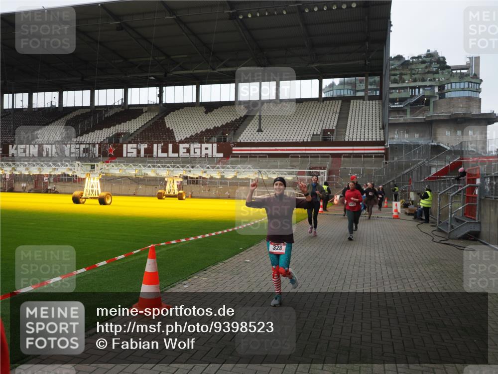 07.12.2025 - St. Pauli X-Mass-Run No. 15 Fabian Wolf http://msf.ph/oto/9398523 07.12.2025 10:51:47 Ziel 275, 328, 1047, 1964, 1984, 2103, 2105, 2327, 2332, 2553, 2593, 2607, 2836, 2837, 3223, 3228, 4862 meine-sportfotos.de