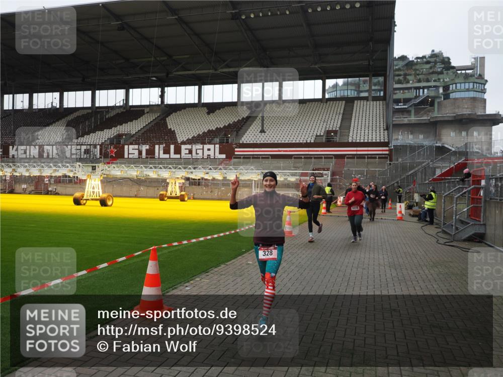 07.12.2025 - St. Pauli X-Mass-Run No. 15 Fabian Wolf http://msf.ph/oto/9398524 07.12.2025 10:51:47 Ziel 275, 328, 1047, 1964, 1984, 2103, 2105, 2327, 2332, 2553, 2593, 2607, 2836, 2837, 3223, 3228, 4862 meine-sportfotos.de