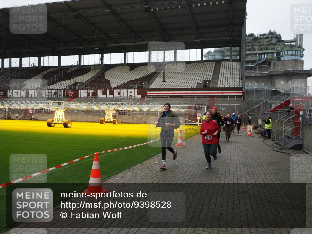 07.12.2025 - St. Pauli X-Mass-Run No. 15 Fabian Wolf http://msf.ph/oto/9398528 07.12.2025 10:51:49 Ziel 275, 328, 1047, 1964, 1982, 1984, 2103, 2105, 2165, 2327, 2332, 2553, 2593, 2607, 2836, 2837, 3223, 3228, 4862 meine-sportfotos.de