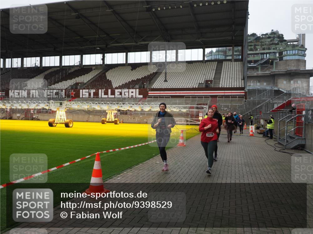 07.12.2025 - St. Pauli X-Mass-Run No. 15 Fabian Wolf http://msf.ph/oto/9398529 07.12.2025 10:51:49 Ziel 275, 328, 1047, 1964, 1982, 1984, 2103, 2105, 2165, 2327, 2332, 2553, 2593, 2607, 2836, 2837, 3223, 3228, 4862 meine-sportfotos.de