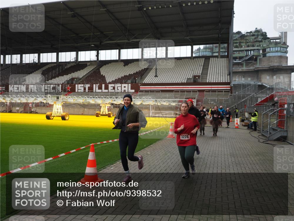 07.12.2025 - St. Pauli X-Mass-Run No. 15 Fabian Wolf http://msf.ph/oto/9398532 07.12.2025 10:51:50 Ziel 275, 328, 1964, 1982, 1984, 2103, 2105, 2165, 2327, 2332, 2553, 2593, 2607, 2836, 2837, 3223, 3228, 4862 meine-sportfotos.de