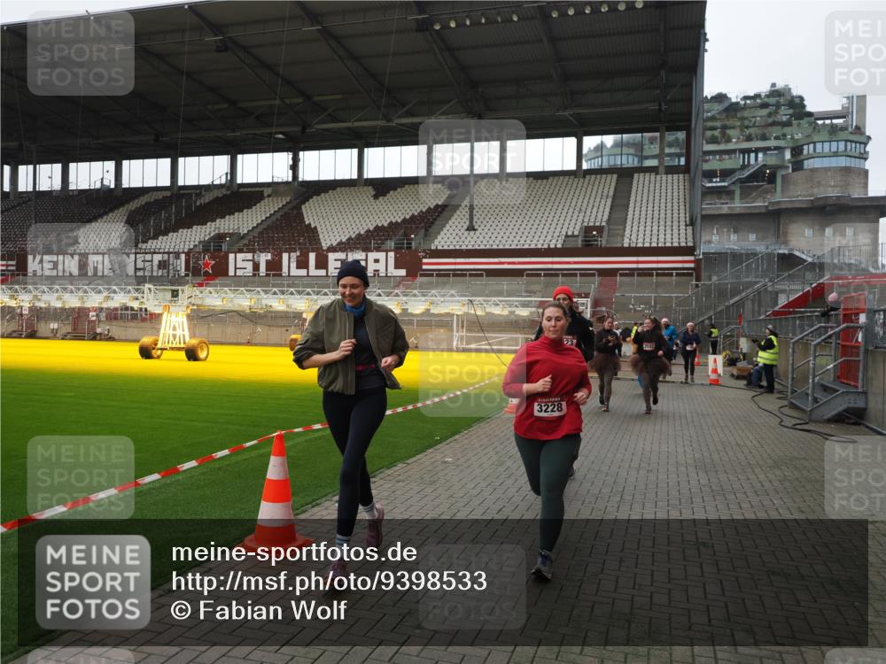 07.12.2025 - St. Pauli X-Mass-Run No. 15 Fabian Wolf http://msf.ph/oto/9398533 07.12.2025 10:51:50 Ziel 275, 328, 1964, 1982, 1984, 2103, 2105, 2165, 2327, 2332, 2553, 2593, 2607, 2836, 2837, 3223, 3228, 4862 meine-sportfotos.de