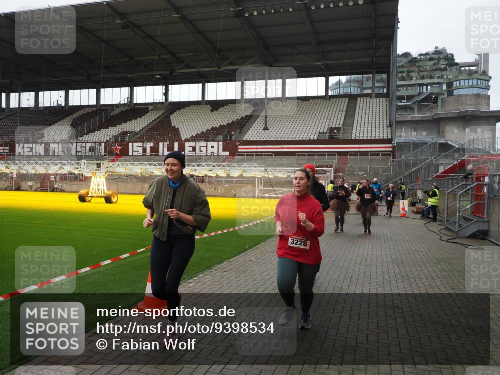 07.12.2025 - St. Pauli X-Mass-Run No. 15 Fabian Wolf http://msf.ph/oto/9398534 07.12.2025 10:51:50 Ziel 275, 328, 1964, 1982, 1984, 2103, 2105, 2165, 2327, 2332, 2553, 2593, 2607, 2836, 2837, 3223, 3228, 4862 meine-sportfotos.de