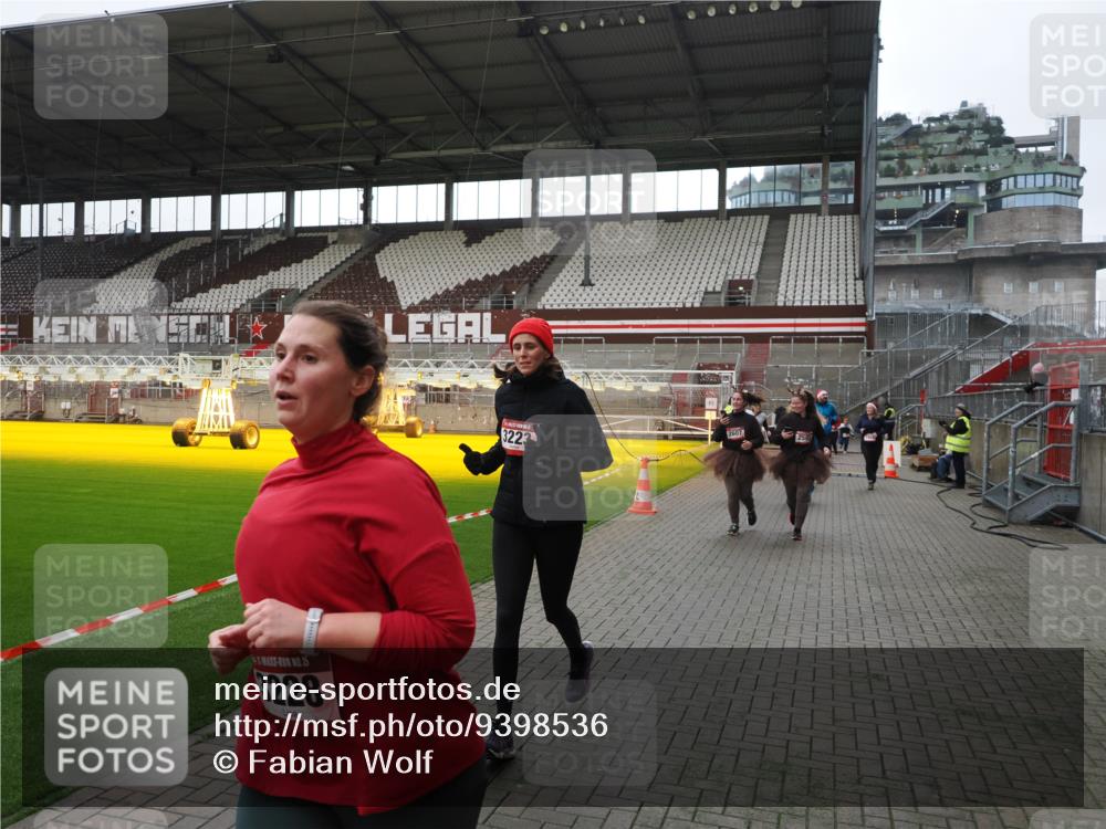 07.12.2025 - St. Pauli X-Mass-Run No. 15 Fabian Wolf http://msf.ph/oto/9398536 07.12.2025 10:51:51 Ziel 275, 328, 1964, 1982, 1984, 2103, 2105, 2165, 2327, 2332, 2553, 2593, 2607, 2836, 2837, 3223, 3228, 4862 meine-sportfotos.de