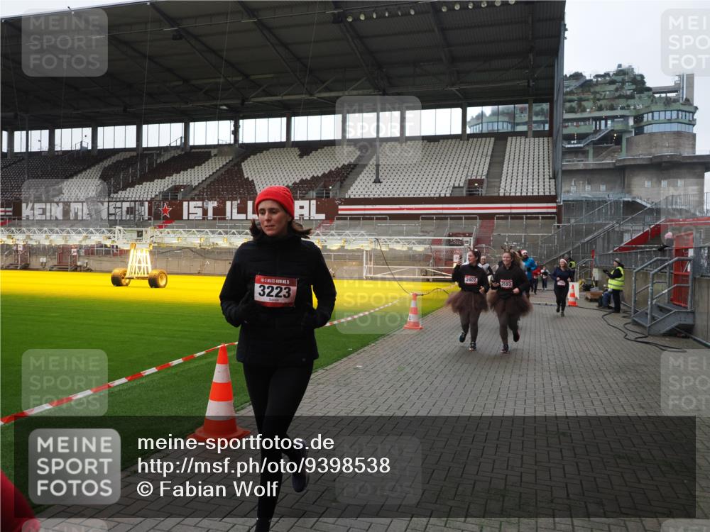 07.12.2025 - St. Pauli X-Mass-Run No. 15 Fabian Wolf http://msf.ph/oto/9398538 07.12.2025 10:51:51 Ziel 275, 328, 1964, 1982, 1984, 2103, 2105, 2165, 2327, 2332, 2553, 2593, 2607, 2836, 2837, 3223, 3228, 4862 meine-sportfotos.de