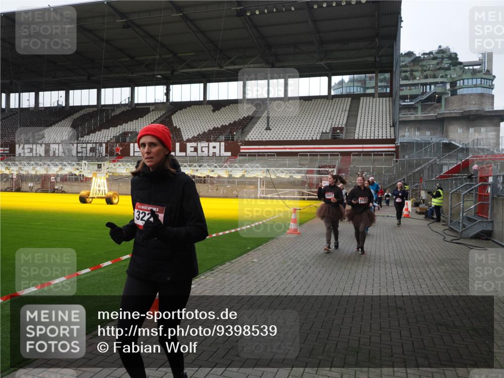 07.12.2025 - St. Pauli X-Mass-Run No. 15 Fabian Wolf http://msf.ph/oto/9398539 07.12.2025 10:51:52 Ziel 275, 328, 1964, 1982, 1984, 2165, 2553, 2593, 2607, 2836, 2837, 3223, 3228, 4550, 4862 meine-sportfotos.de
