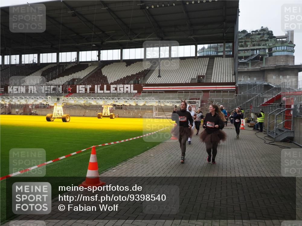 07.12.2025 - St. Pauli X-Mass-Run No. 15 Fabian Wolf http://msf.ph/oto/9398540 07.12.2025 10:51:53 Ziel 275, 328, 1964, 1982, 1984, 2165, 2287, 2289, 2553, 2593, 2607, 2836, 2837, 3223, 3228, 4550, 4862 meine-sportfotos.de