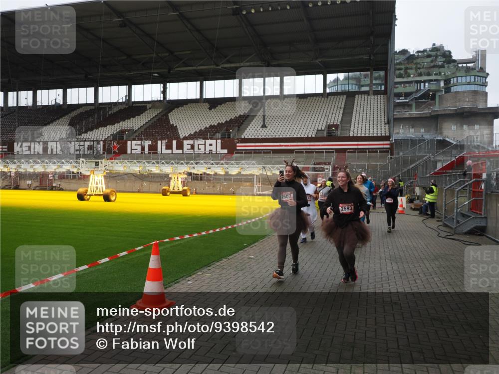 07.12.2025 - St. Pauli X-Mass-Run No. 15 Fabian Wolf http://msf.ph/oto/9398542 07.12.2025 10:51:53 Ziel 275, 328, 1964, 1982, 1984, 2165, 2287, 2289, 2553, 2593, 2607, 2836, 2837, 3223, 3228, 4550, 4862 meine-sportfotos.de