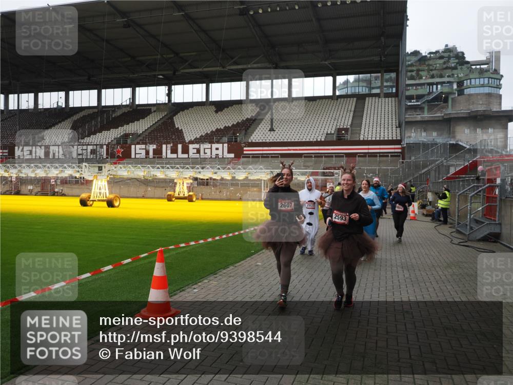 07.12.2025 - St. Pauli X-Mass-Run No. 15 Fabian Wolf http://msf.ph/oto/9398544 07.12.2025 10:51:53 Ziel 275, 328, 1964, 1982, 1984, 2165, 2287, 2289, 2553, 2593, 2607, 2836, 2837, 3223, 3228, 4550, 4862 meine-sportfotos.de