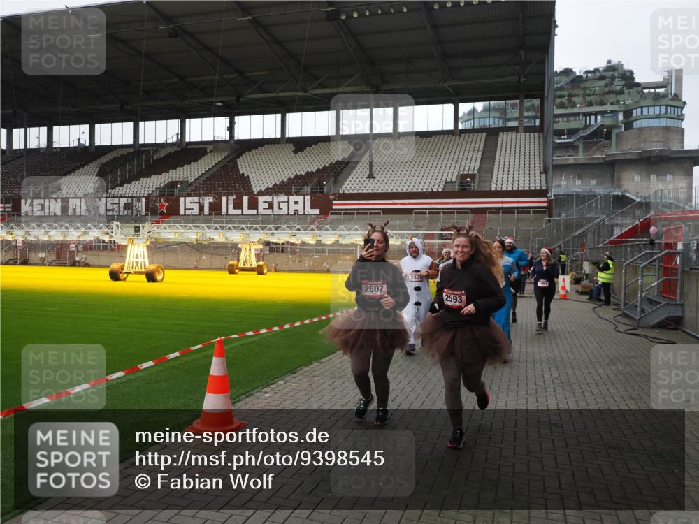 07.12.2025 - St. Pauli X-Mass-Run No. 15 Fabian Wolf http://msf.ph/oto/9398545 07.12.2025 10:51:54 Ziel 328, 1964, 1982, 1984, 2165, 2287, 2289, 2553, 2593, 2607, 2836, 2837, 3223, 3228, 4550 meine-sportfotos.de