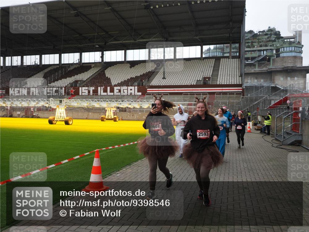 07.12.2025 - St. Pauli X-Mass-Run No. 15 Fabian Wolf http://msf.ph/oto/9398546 07.12.2025 10:51:54 Ziel 328, 1964, 1982, 1984, 2165, 2287, 2289, 2553, 2593, 2607, 2836, 2837, 3223, 3228, 4550 meine-sportfotos.de