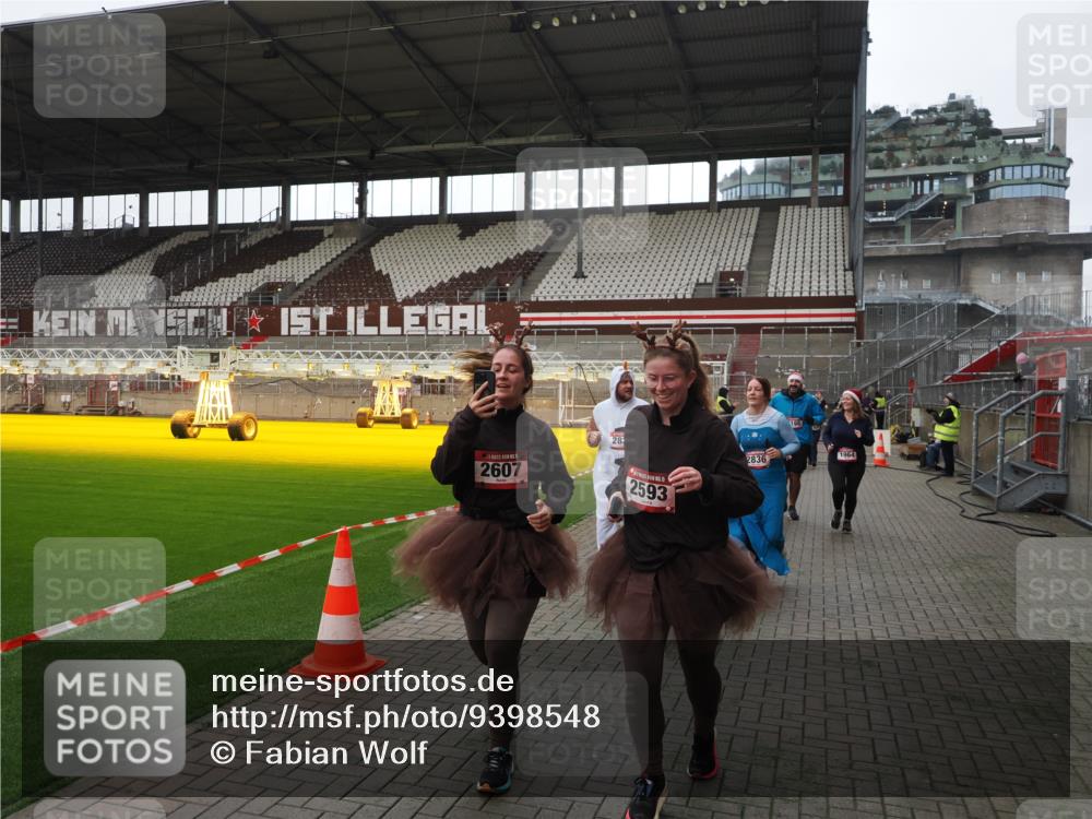 07.12.2025 - St. Pauli X-Mass-Run No. 15 Fabian Wolf http://msf.ph/oto/9398548 07.12.2025 10:51:54 Ziel 328, 1964, 1982, 1984, 2165, 2287, 2289, 2553, 2593, 2607, 2836, 2837, 3223, 3228, 4550 meine-sportfotos.de