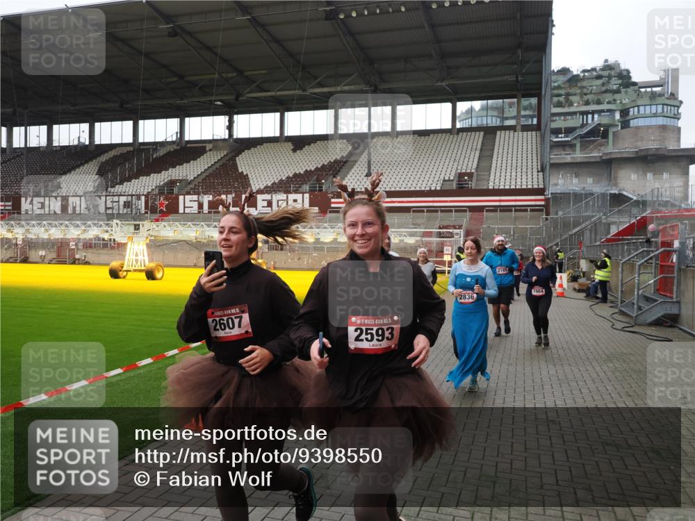 07.12.2025 - St. Pauli X-Mass-Run No. 15 Fabian Wolf http://msf.ph/oto/9398550 07.12.2025 10:51:55 Ziel 328, 1964, 1982, 1984, 2165, 2287, 2289, 2553, 2593, 2607, 2836, 2837, 3223, 3228, 4550 meine-sportfotos.de
